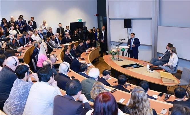 Prime Minister Pham Minh Chinh delivers a policy address at the Stockholm School of Economics as part of his ongoing visit to Sweden. Photo: VNA