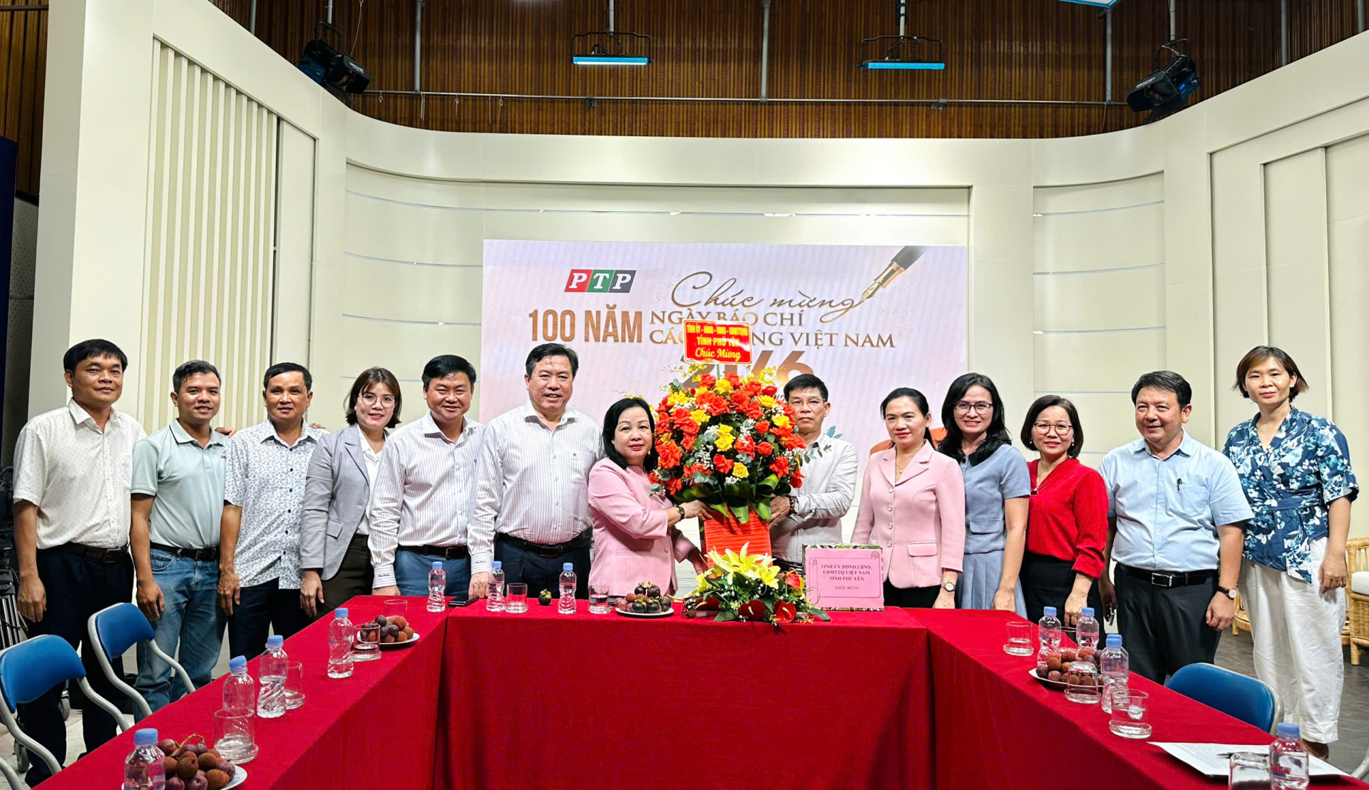 Đồng chí Cao Thị Hòa An, Bí thư Tỉnh ủy, Chủ tịch HĐND tỉnh và đoàn công tác tặng hoa chúc mừng Đài Phát thanh và Truyền hình Phú Yên nhân 100 năm Ngày Báo chí cách mạng Việt Nam. Ảnh: TRẦN QUỚI