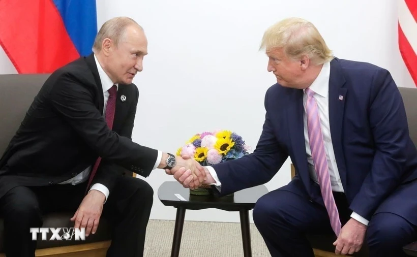 Tổng thống Nga Vladimir Putin (trái) và Tổng thống Mỹ Donald Trump tại cuộc gặp ở Osaka, Nhật Bản ngày 28/6/2019. Ảnh: Getty Images/TTXVN