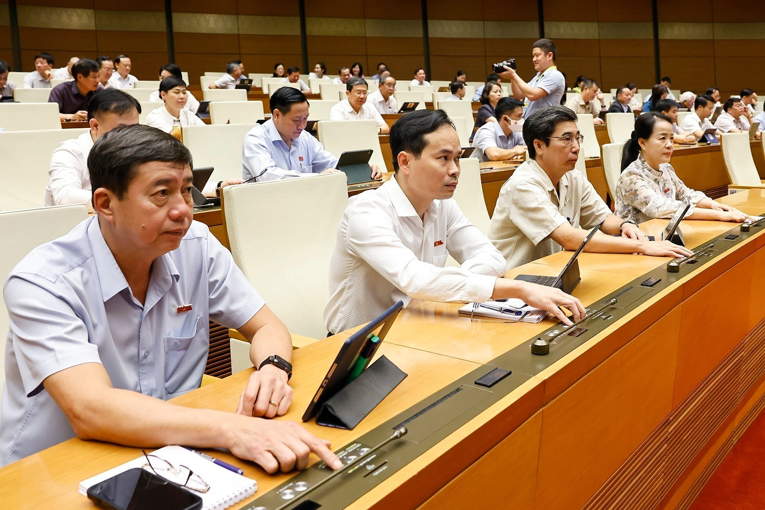 Đại biểu Quốc hội ấn nút biểu quyết thông qua các dự án luật. Ảnh: TTXVN