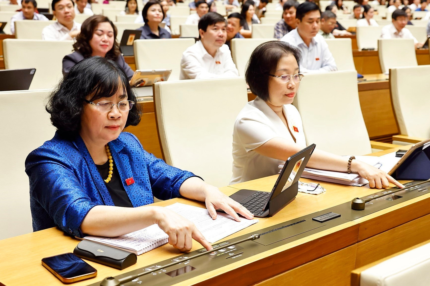 Các đại biểu Quốc hội đoàn Hà Nội biểu quyết thông qua các dự án luật tại Kỳ họp thứ 9. Ảnh: TTXVN