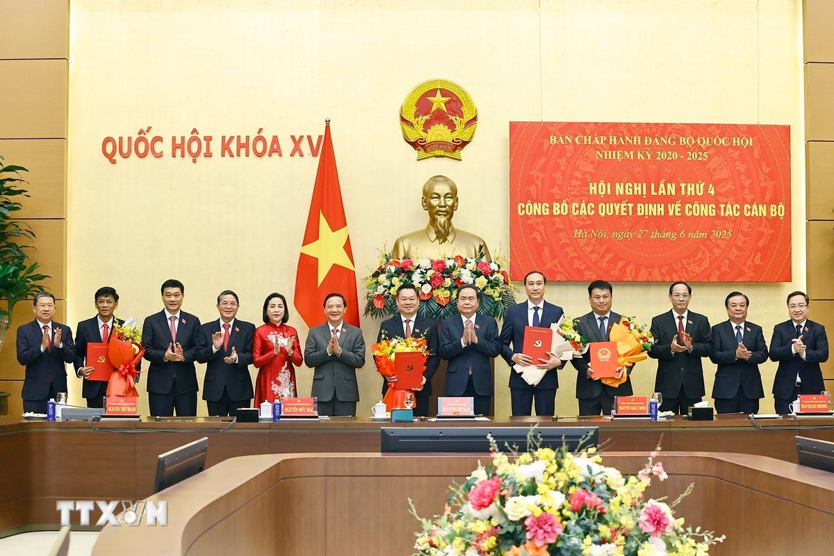 Chủ tịch Quốc hội Trần Thanh Mẫn và lãnh đạo Quốc hội chúc mừng các đồng chí được trao quyết định. Ảnh: TTXVN