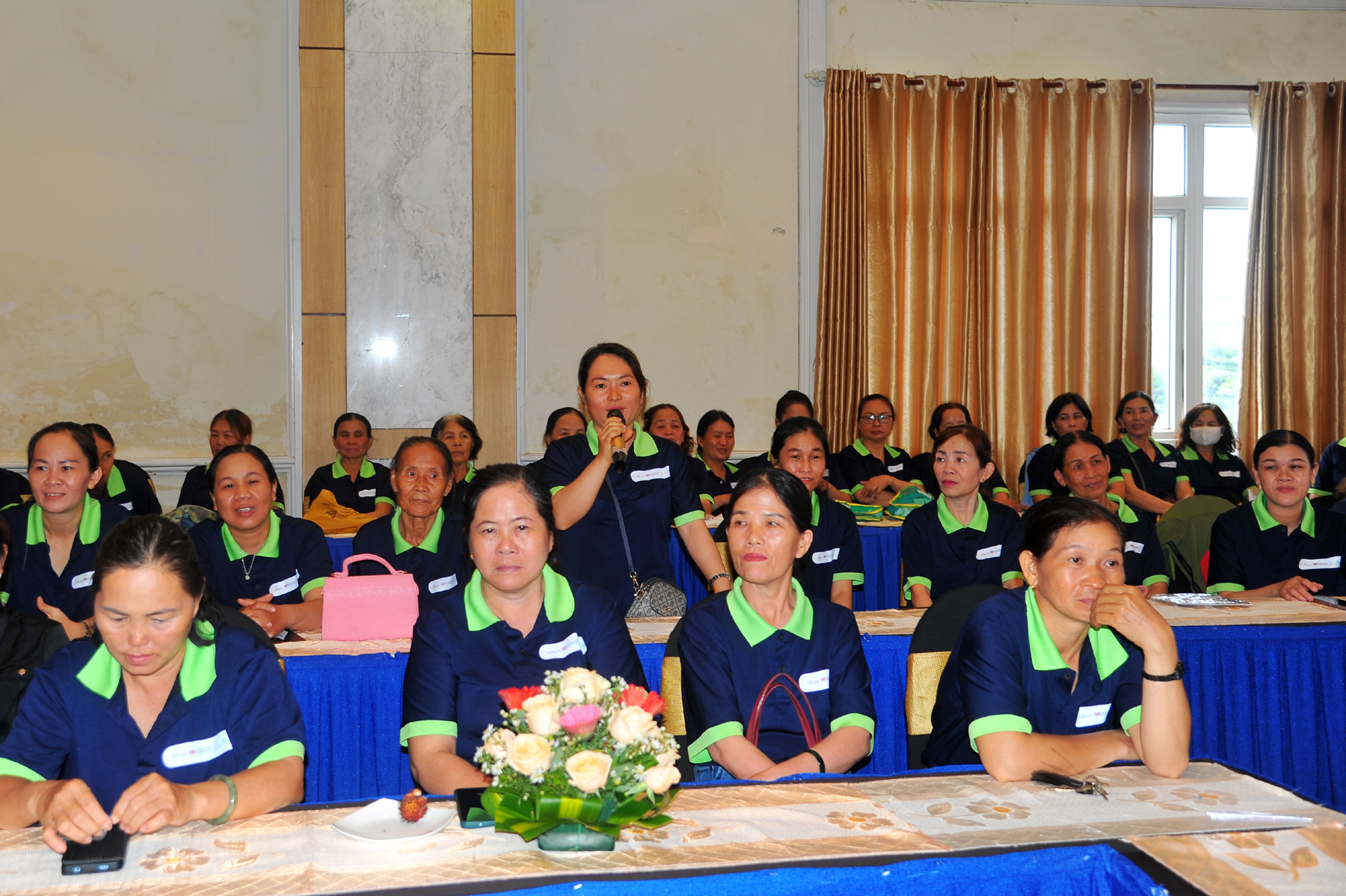 Một phụ nữ thu gom rác tái chế ở TP Tuy Hòa trình bày những khó khăn trong quá trình hoạt động. Ảnh: ANH NGỌC