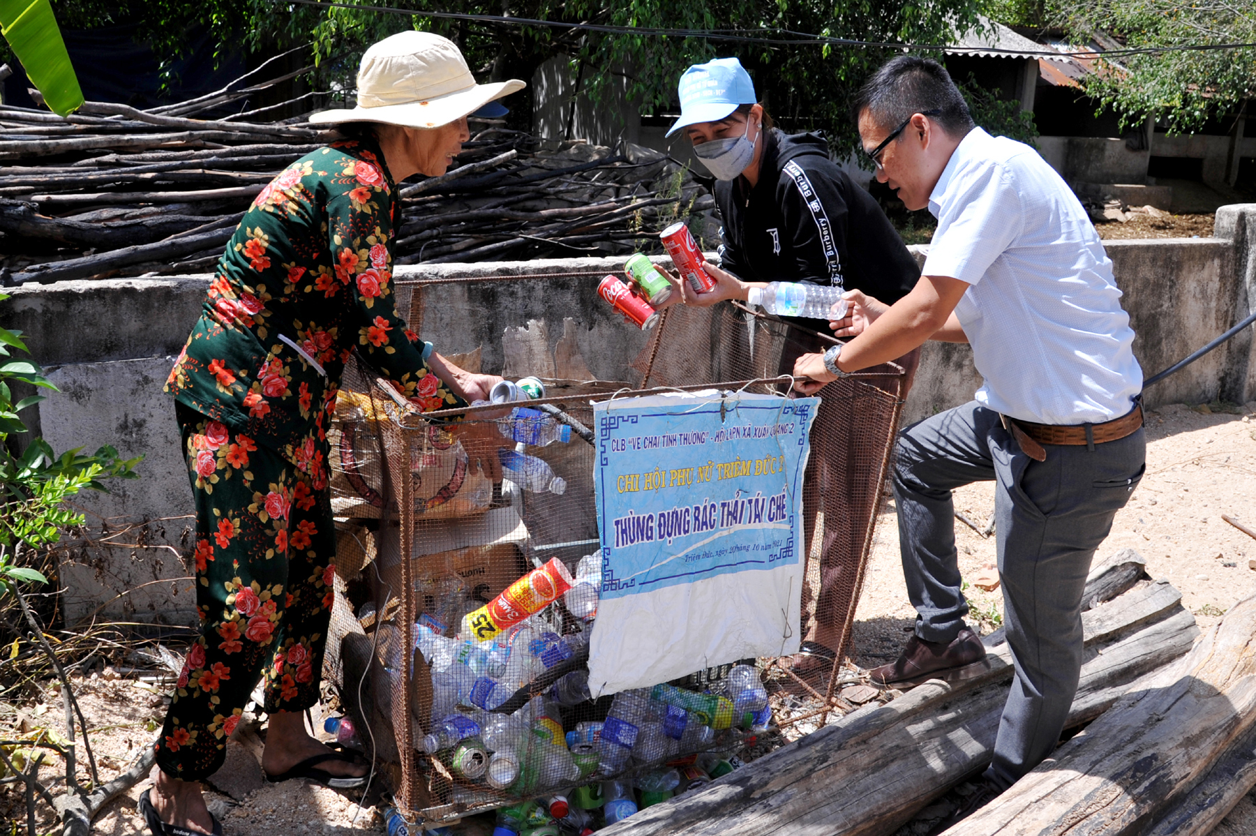 Mô hình thu gom, phân loại, xử lý rác thải nhựa tại nguồn ở xã Xuân Quang 2, huyện Đồng Xuân. Ảnh: ANH NGỌC