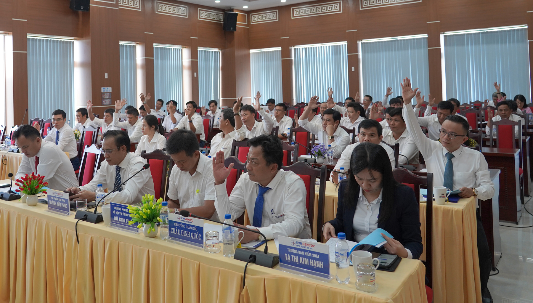 Người lao động biểu quyết thống nhất các nội dung đưa ra tại hội nghị