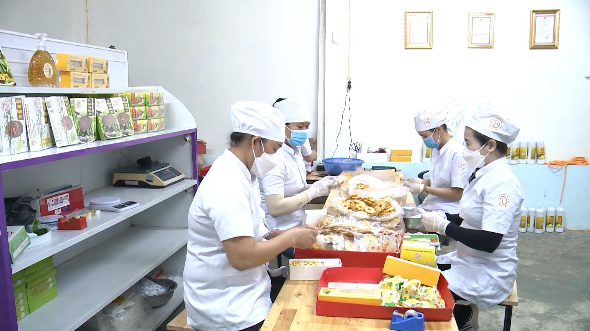 HTX Nông nghiệp kinh doanh tổng hợp Đồng Din đang hoàn thiện hồ thiện hồ sơ đề nghị đánh giá, công nhận lại 9 sản phẩm OCOP 3-4 sao. Ảnh: NGỌC HÂN