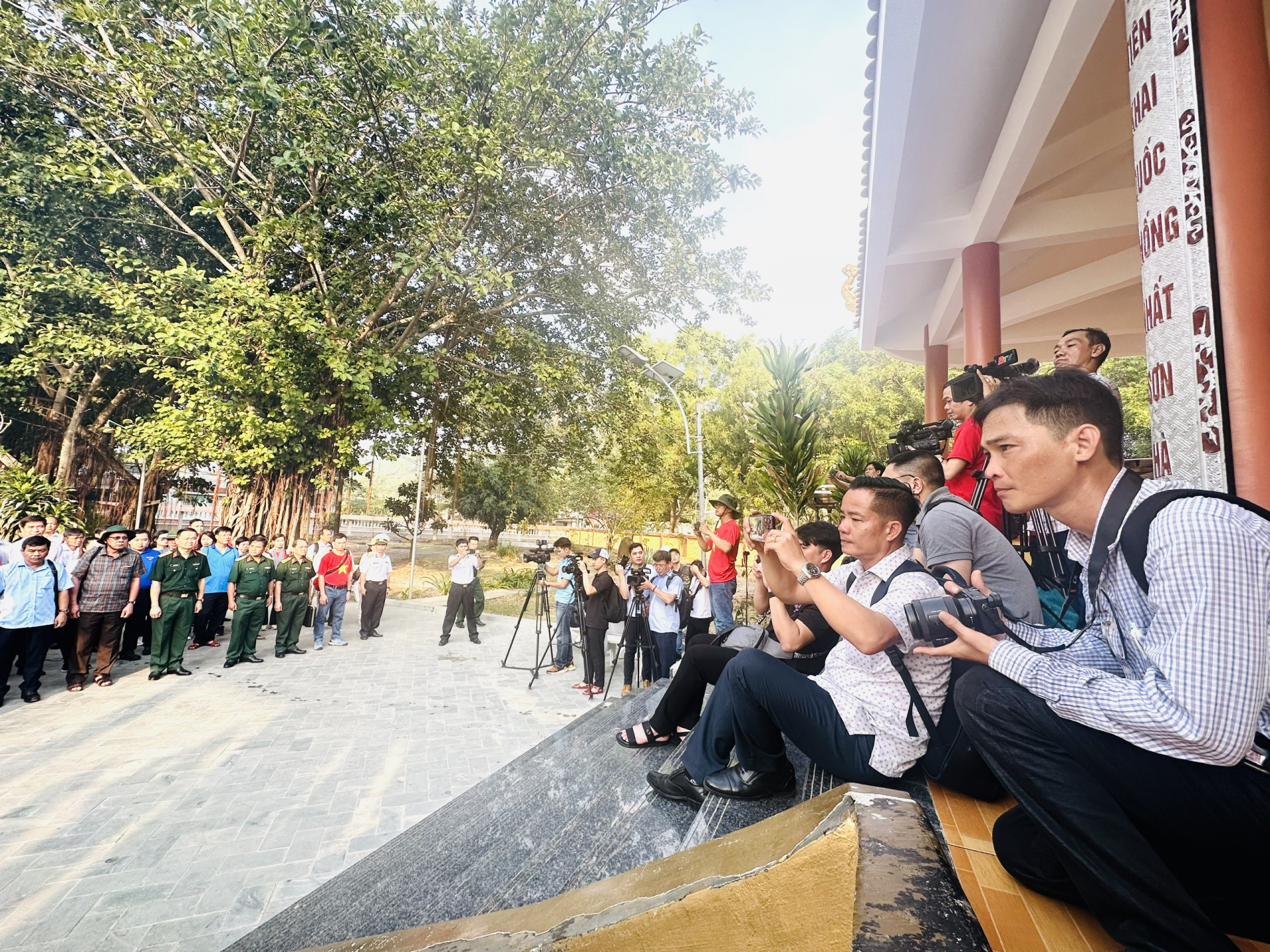 Phóng viên các cơ quan báo chí tham gia chuyến đi thăm, tặng quà, chúc tết cán bộ, chiến sĩ, các lực lượng và Nhân dân trên vùng biển Tây Nam của Tổ quốc do Bộ Tư lệnh Vùng 5 Hải quân tổ chức. Trong ảnh: Phóng viên tác nghiệp trên đảo Thổ Chu thuộc xã Thổ Châu, TP Phú Quốc, tỉnh Kiên Giang (năm 2024). Ảnh: YÊN LAN