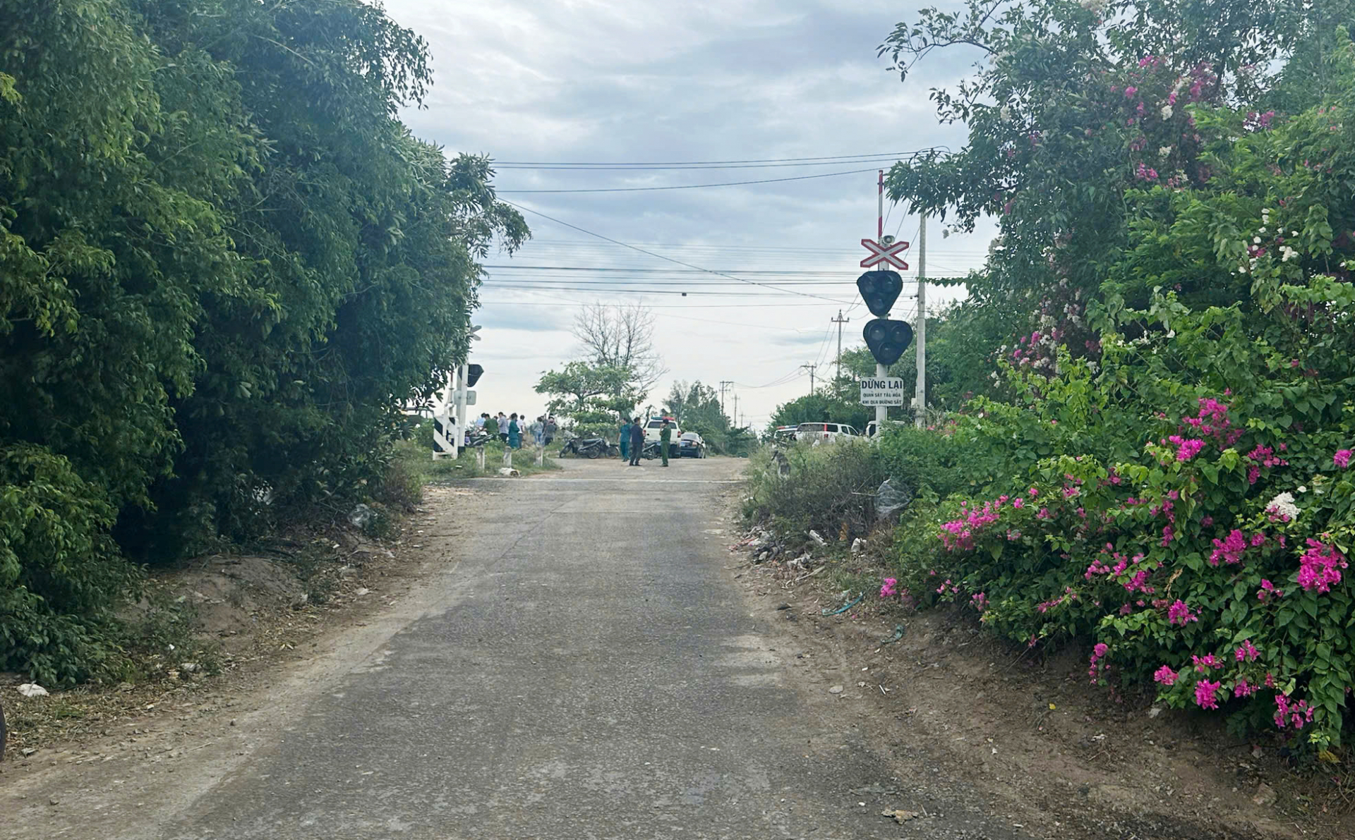 Được biết, đây là đoạn đường giao nhau với đường sắt có đèn, chuông cảnh báo, có gác chăn tự động, nhưng tình trạng người dân vượt gác chắn vanax xảy ra. Ảnh: CTV