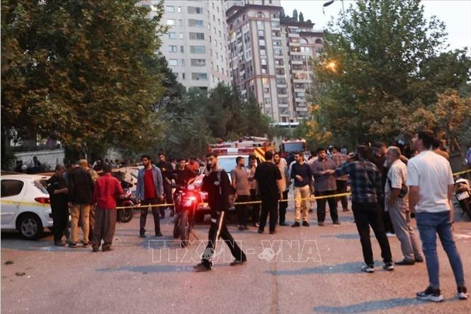 Người dân đổ xuống đường phố thủ đô Tehran sau các cuộc không kích của Israel nhằm vào nhiều mục tiêu ở Iran, ngày 13/6/2025. Ảnh: REUTERS/TTXVN
