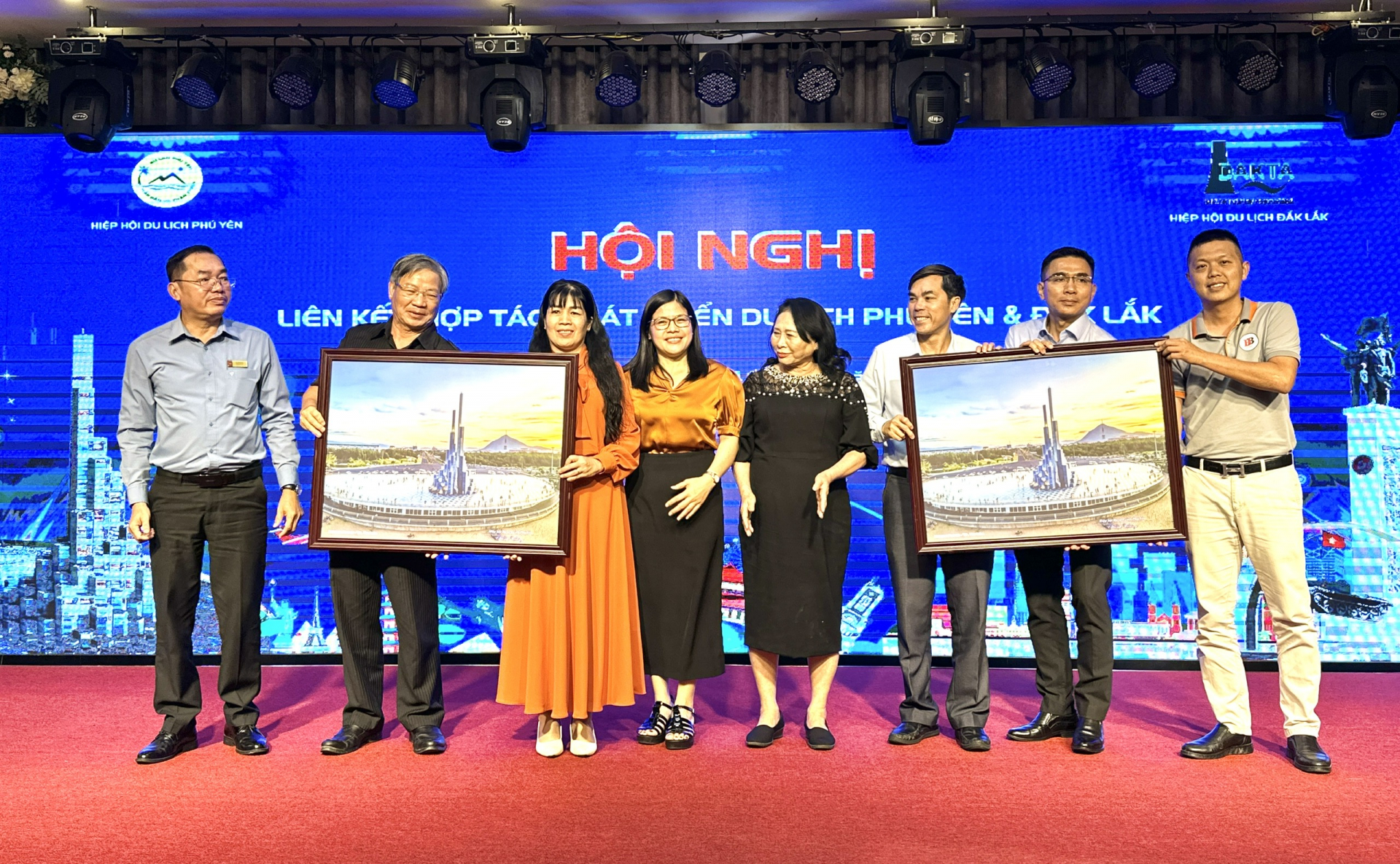 Phu Yen Tourism Association presenting a photo of Nghinh Phong tower to the Department of Culture, Sports and Tourism and Dak Lak Tourism Association