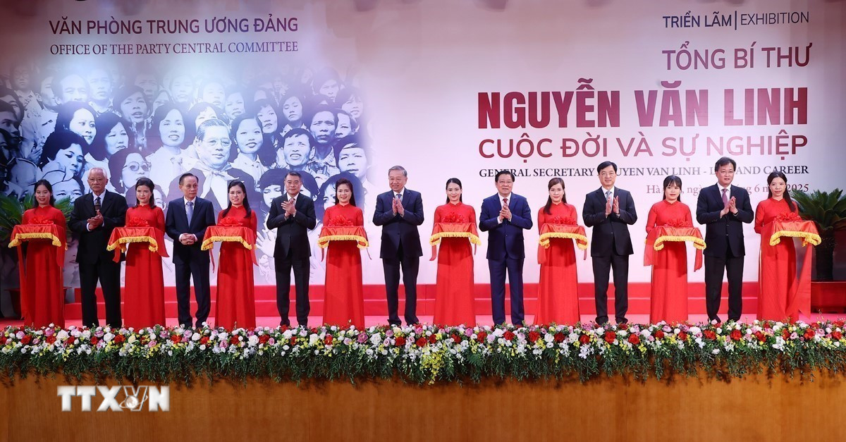 Tổng Bí thư Tô Lâm và các đại biểu cắt băng khai mạc Triển lãm Tổng Bí thư Nguyễn Văn Linh - Cuộc đời và sự nghiệp. Ảnh: TTXVN