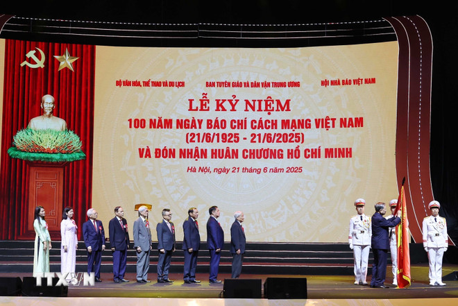 Tổng Bí thư Tô Lâm trao tặng Huân chương Hồ Chí Minh cho đội ngũ người làm báo. Ảnh: TTXVN