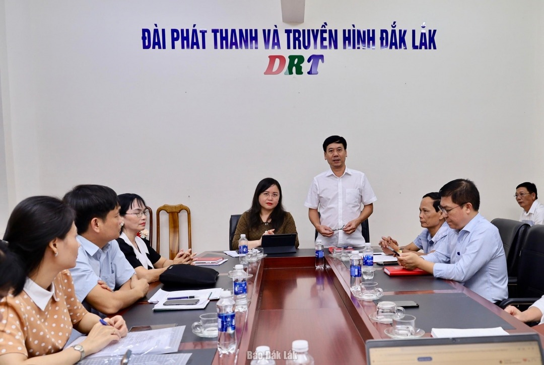 Tổng Biên tập Báo Đắk Lắk Trần Văn Hiền phát biểu tại buổi làm việc. Ảnh: NGỌC THẮNG
