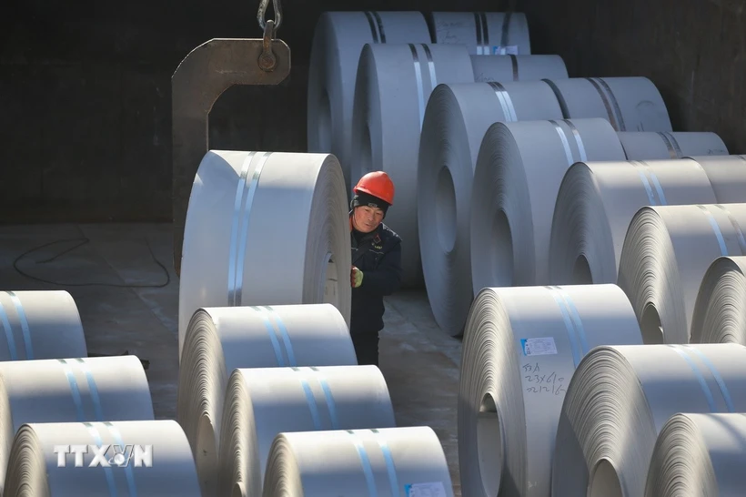 Vận chuyển thép cuộn tại cảng quốc tế ở thành phố Liên Vân Cảng, Trung Quốc. Nguồn: THX/TTXVN