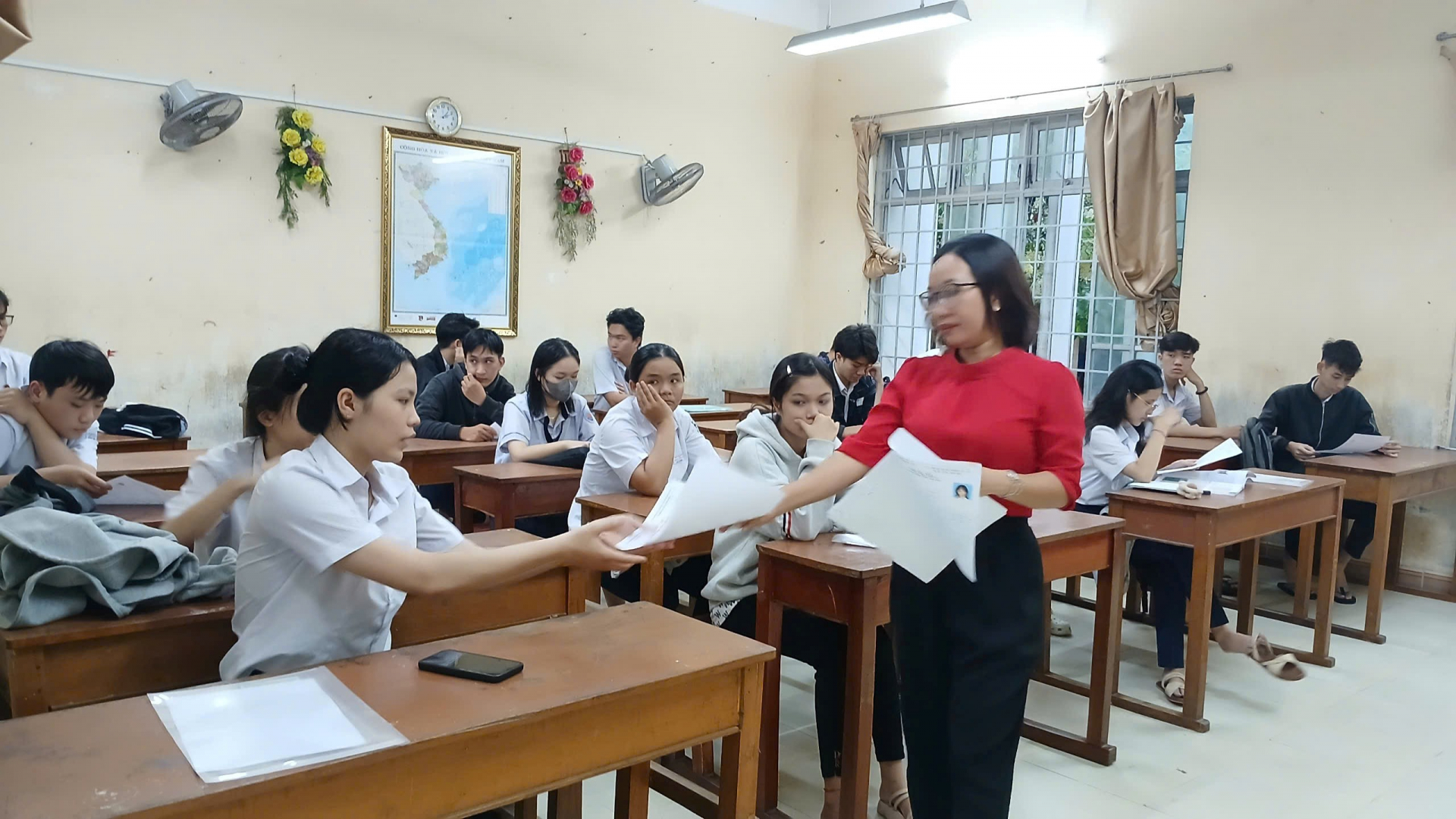 Thí sinh nhận và kiểm tra phiếu dự thi tại buổi học quy chế thi. Ảnh: TRUNG HIẾU