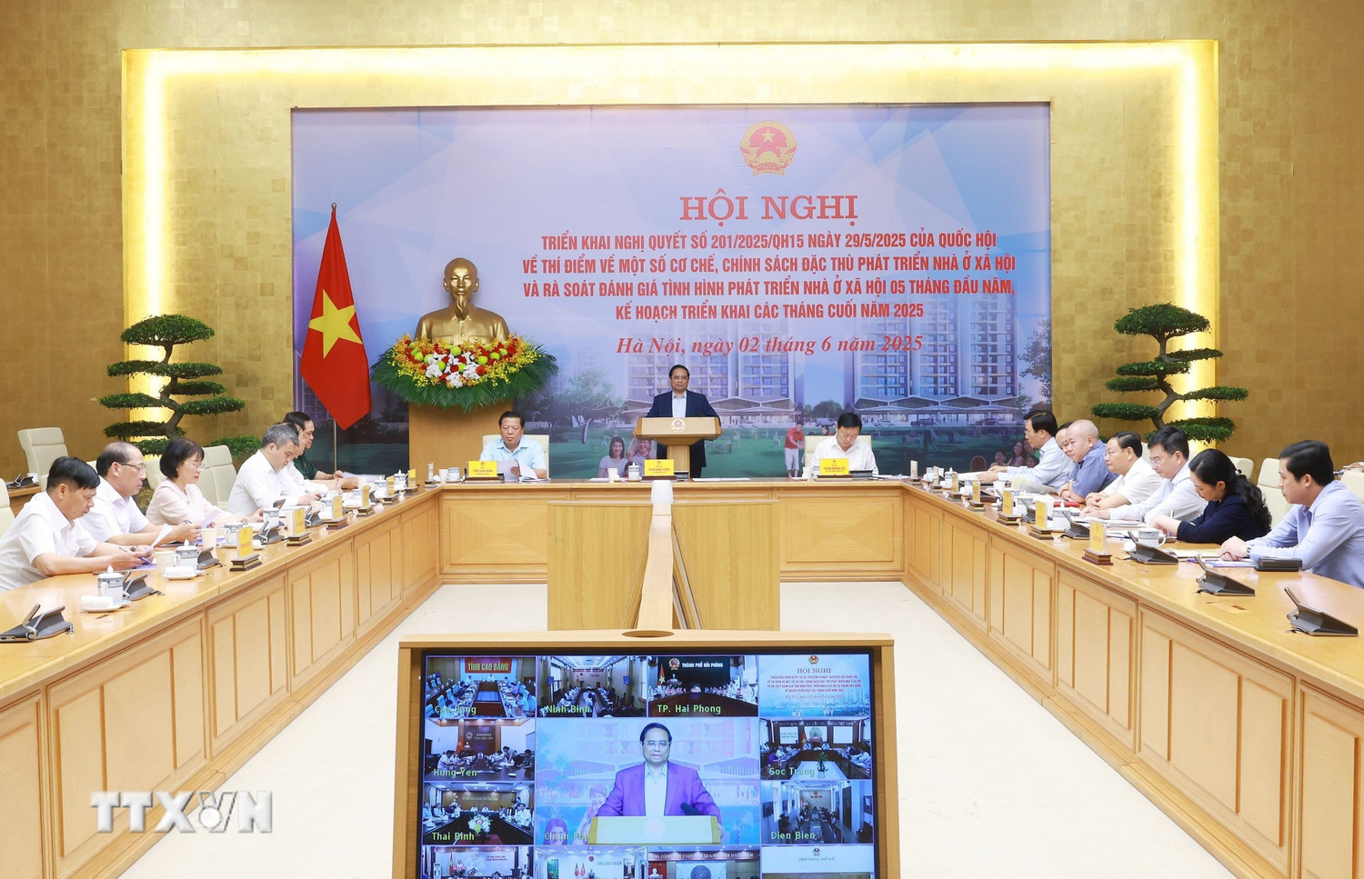 Thủ tướng Phạm Minh Chính chủ trì Hội nghị triển khai Nghị quyết của Quốc hội về thí điểm một số cơ chế, chính sách đặc thù phát triển nhà ở xã hội. Ảnh: TTXVN