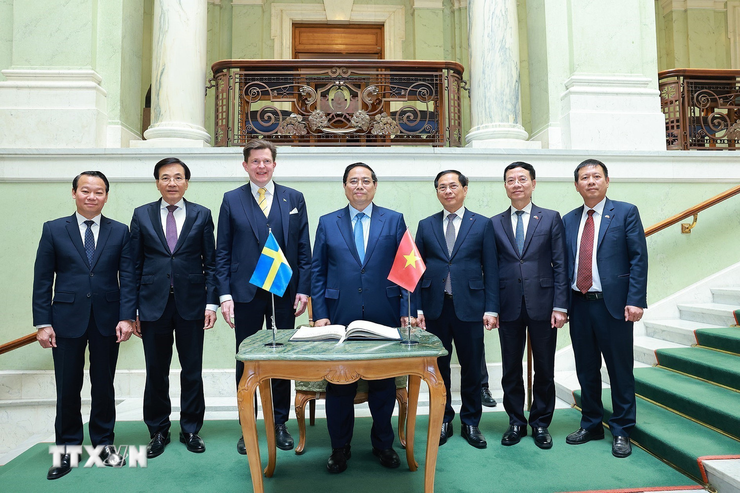 Thủ tướng Phạm Minh Chính và Chủ tịch Quốc hội Thụy Điển Andreas Norlén cùng thành viên đoàn Việt Nam tham dự hội kiến. Ảnh: TTXVN