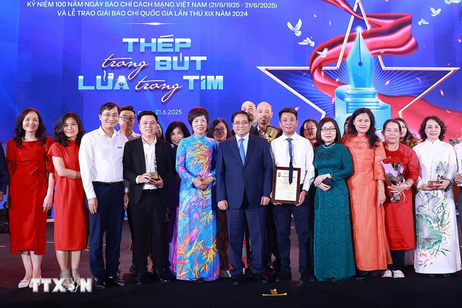 Thủ tướng Phạm Minh Chính với lãnh đạo, phóng viên, biên tập viên và các tác giả đoạt giải Báo chí Quốc gia lần thứ XIX - năm 2024 của Liên chi hội Thông tấn xã Việt Nam. Ảnh: TTXVN