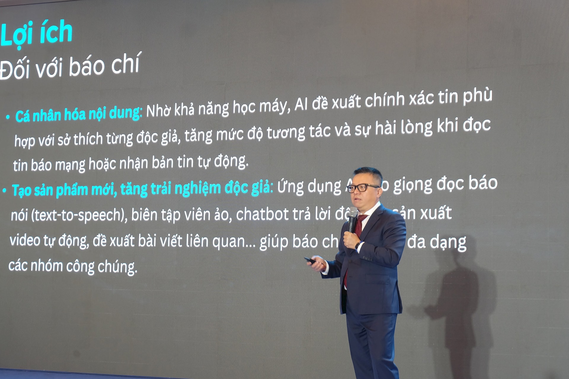 Chủ tịch Hội Nhà báo Việt Nam Lê Quốc Minh thuyết trình về chủ đề “Báo chí Việt Nam – Thách thức và cơ hội - sẵn sàng cho kỷ nguyên mới”. Ảnh: HÀ MY
