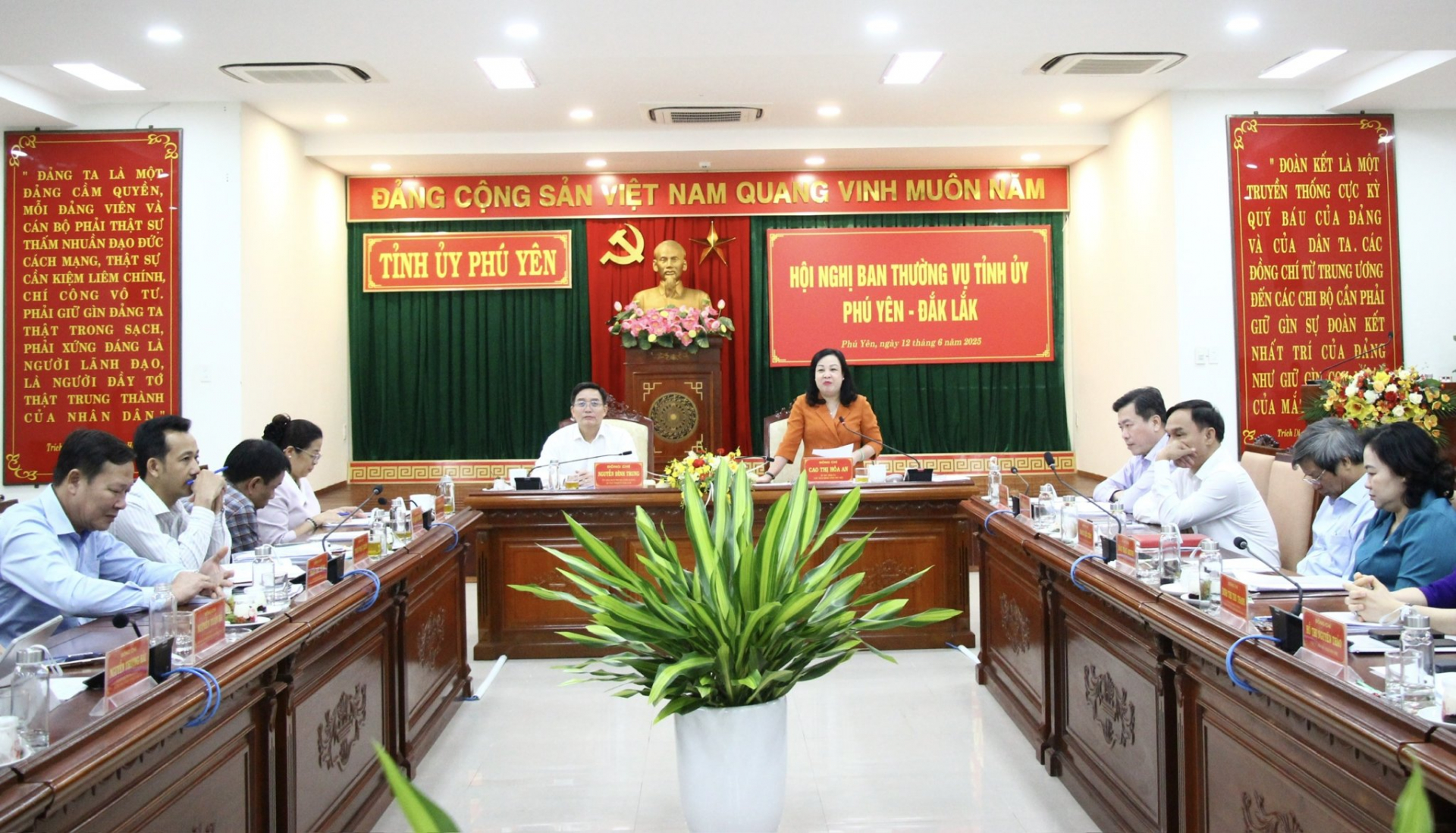 Secretary of Phu Yen Provincial Party Committee Cao Thi Hoa An concluding the conference