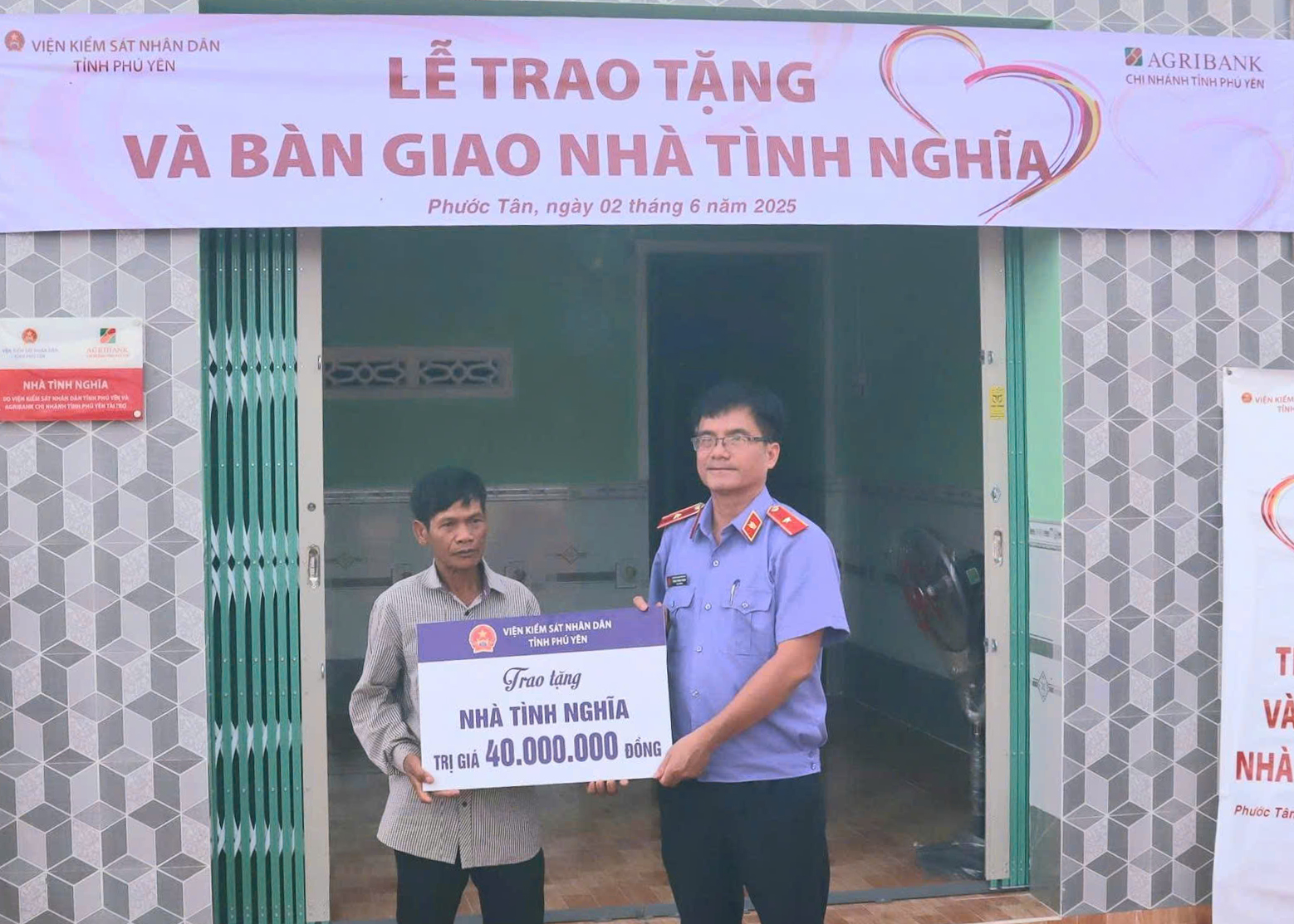 Viện trưởng Viện KSND tỉnh Phạm Trung Thuận trao tiền hỗ trợ cho gia đình ông La O Trực. Ảnh: NGUYỄN HÓA
