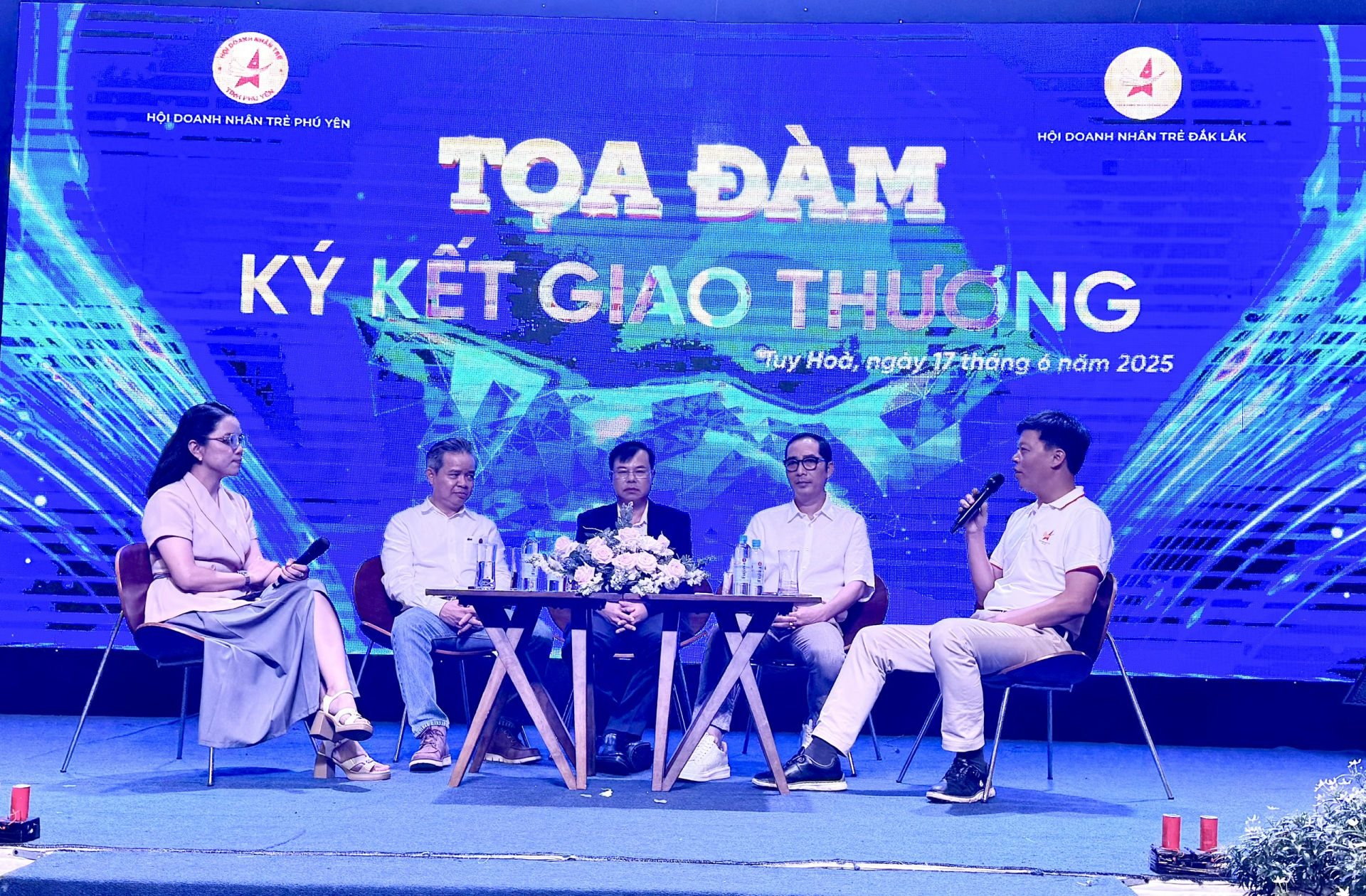 Đại diện Hội DNT hai tỉnh Phú Yên và Đắk Lắk tham gia tọa đàm, chia sẻ kinh nghiệm điều hành, quản trị doanh nghiệp hiện nay. Ảnh: NHƯ THANH