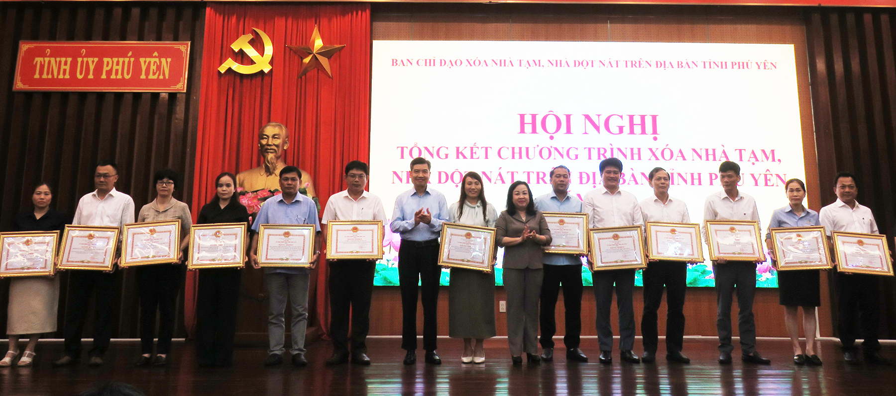 Comrade Cao Thi Hoa An, Secretary of the Provincial Party Committee, Chairwoman of the Provincial Peoples Council, and comrade Tạ Anh Tuấn, Deputy Secretary of the Provincial Party Committee, PPC Chairman awarding certificates of merit from the PPC to collectives with outstanding achievements in the implementation of the provincial program to eradicate temporary and dilapidated houses in 2025
