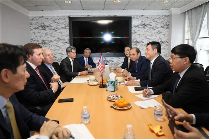 Minister of Industry and Trade Nguyen Hong Dien has a working session with Chief Executive Officer of Warburg Pincus Investment Fund and Chairman of the US-ASEAN Business Council (USABC) Jeffrey Pearlman. Photo: VNA