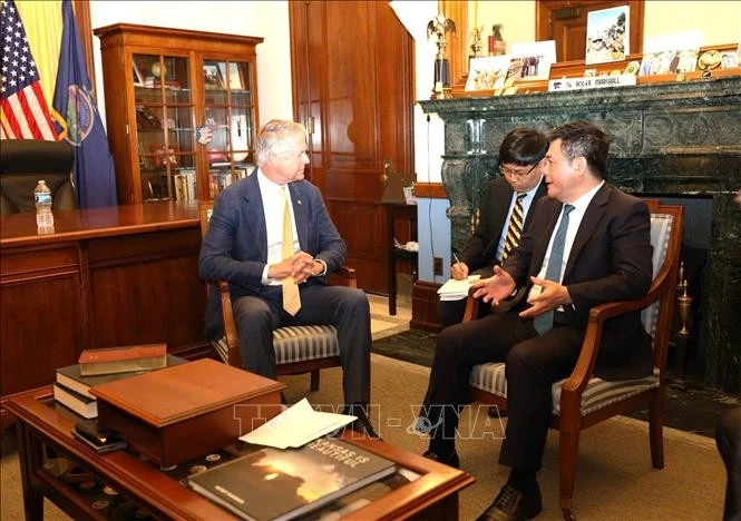 Minister of Industry and Trade Nguyen Hong Dien (R) meets with Senator Roger Marshall. Photo: VNA