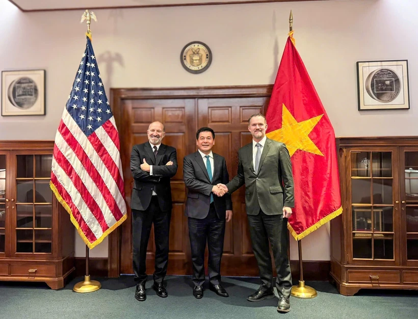 From left to right: US Secretary of Commerce Howard Lutnick, Vietnamese Minister of Industry and Trade Nguyen Hong Dien and Ambassador Jamieson Greer, US Trade Representative. Photo: VNA