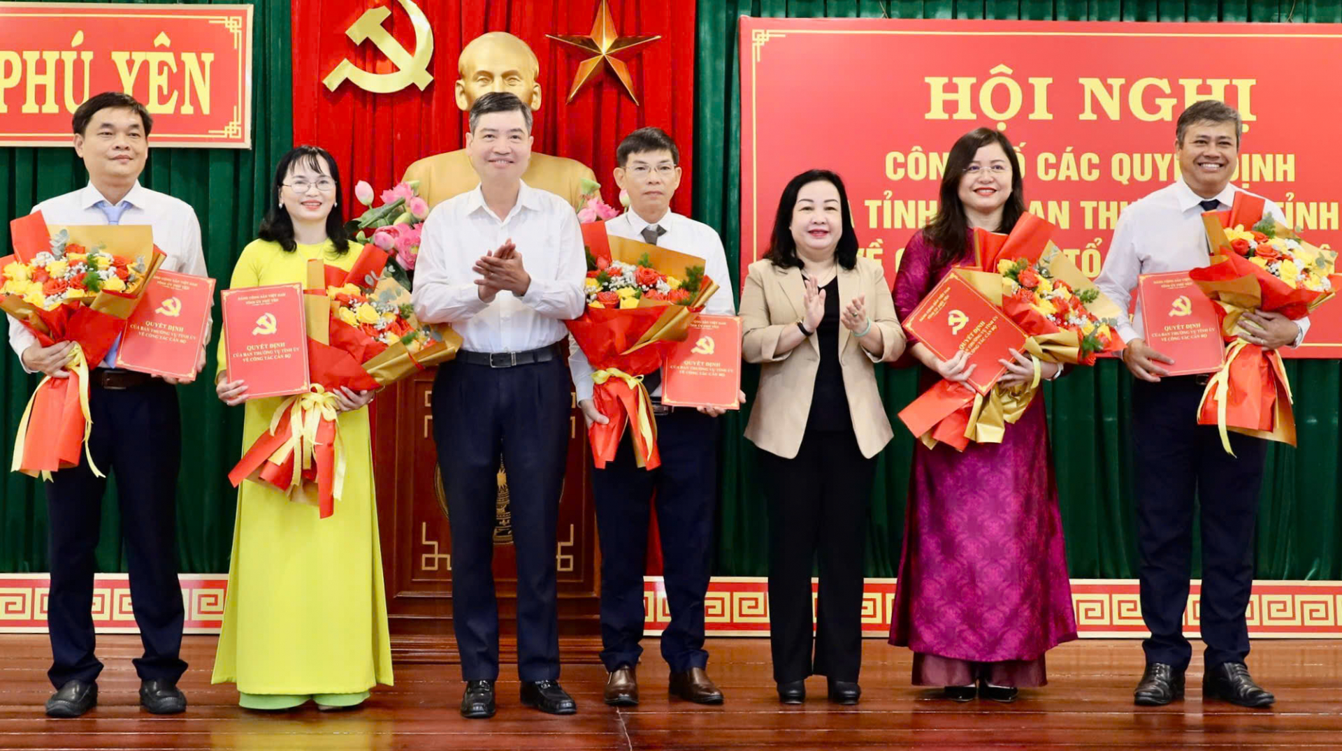 The Standing Committee of the Provincial Party Committee handing over the decision of the Standing Committee of the Provincial Party Committee on the establishment of Phu Yen Newspaper and personnel work to the Editorial Board of Phu Yen Newspaper