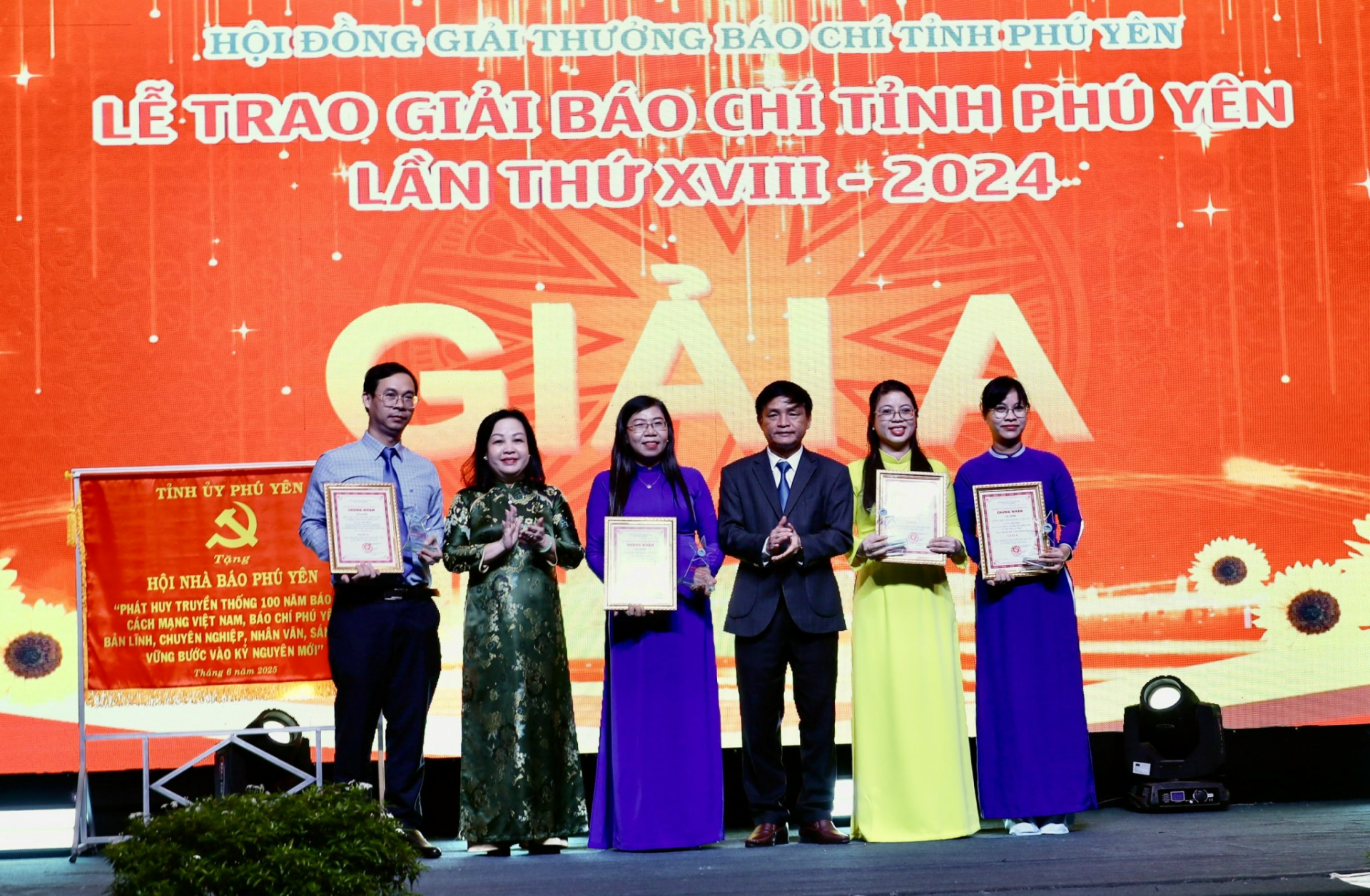 Comrade Cao Thi Hoa An, Secretary of the Provincial Party Committee and Chairwoman of the Provincial Peoples Council, together with Comrade Le Tan Ho, Member of the Provincial Party Standing Committee and PPC Permanent Vice Chairman presenting the A Prize to the representative(s) of the author group and individual authors