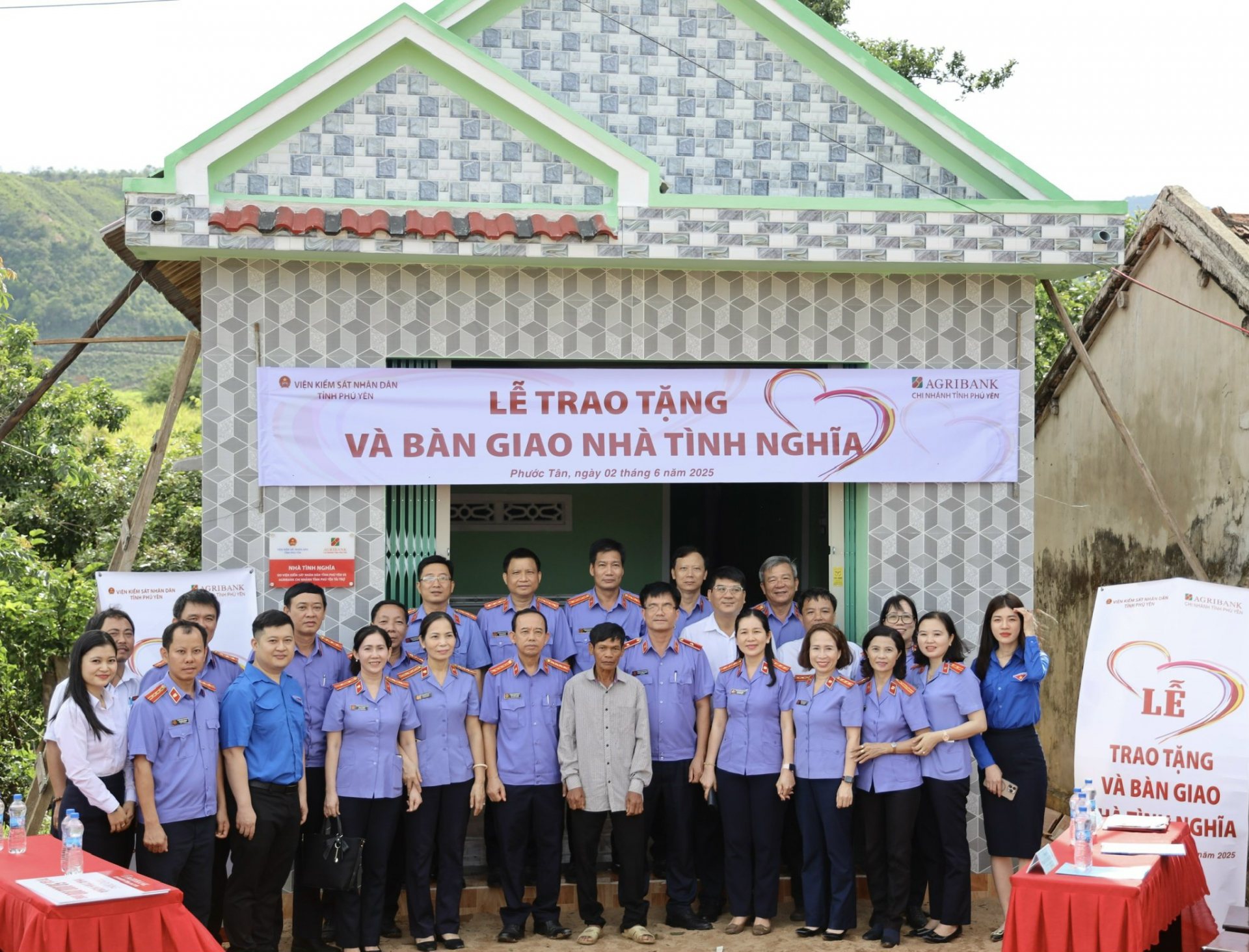 Lãnh đạo Viện KSND và Agribank Phú Yên chụp ảnh lưu niệm, chia sẻ niềm vui cùng gia đình ông La O Trực trong ngày bàn giao nhà mới. Ảnh: NGUYỄN HÓA