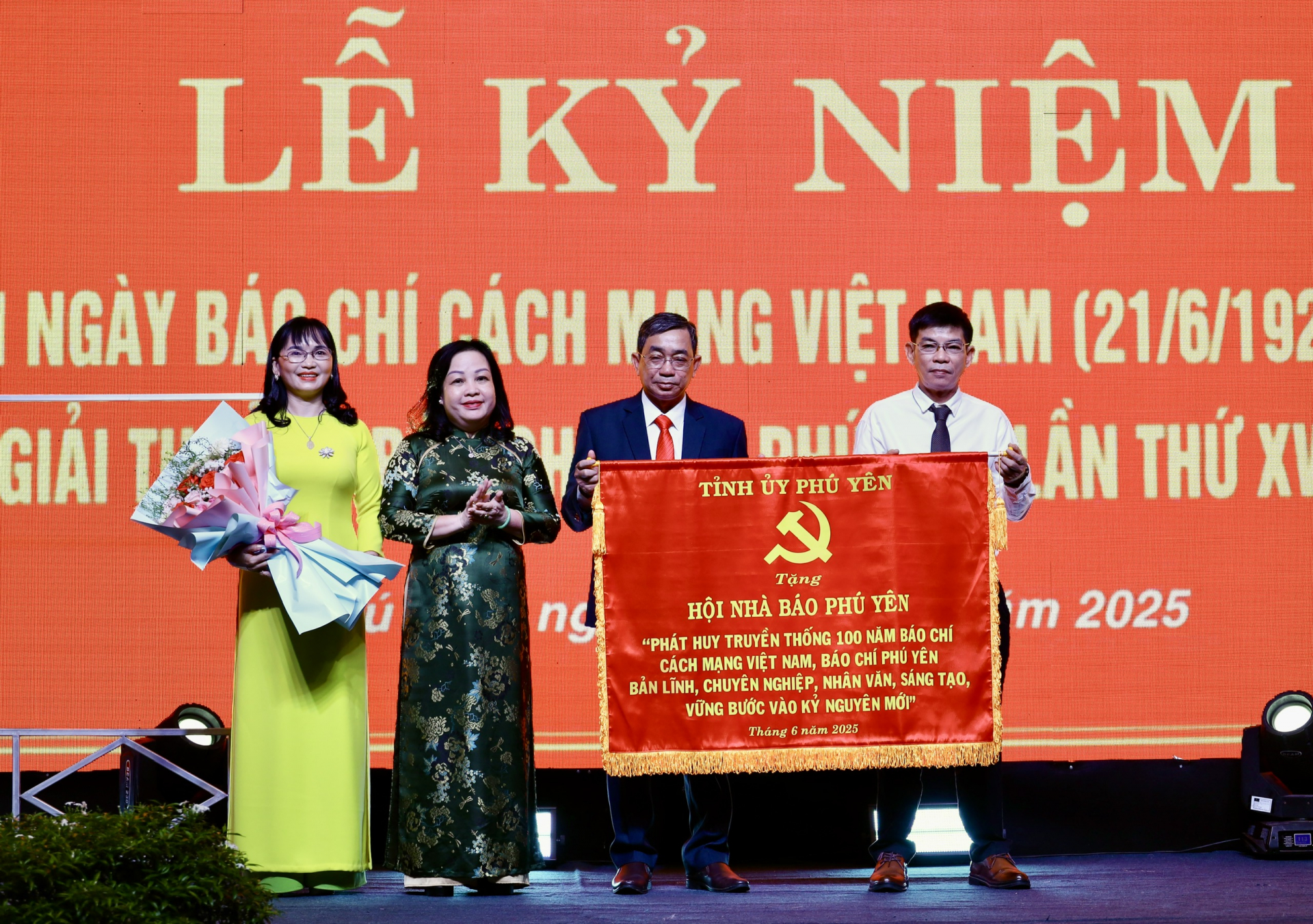 Comrade Cao Thi Hoa An, Secretary of the Provincial Party Committee, Chairwoman of the Provincial Peoples Council, presenting a banner from the Provincial Party Committee to the Phu Yen Journalists Association, bearing the inscription: Upholding the 100-year tradition of Vietnam’s revolutionary press, Phu Yen journalism stands firm, professional, humane, creative, and confidently strides into a new era. 