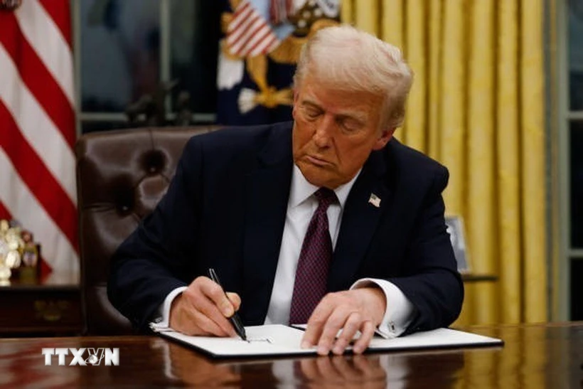 Tổng thống Mỹ Donald Trump ký một sắc lệnh tại Nhà Trắng, Washington D.C. Ảnh: Getty Images/TTXVN
