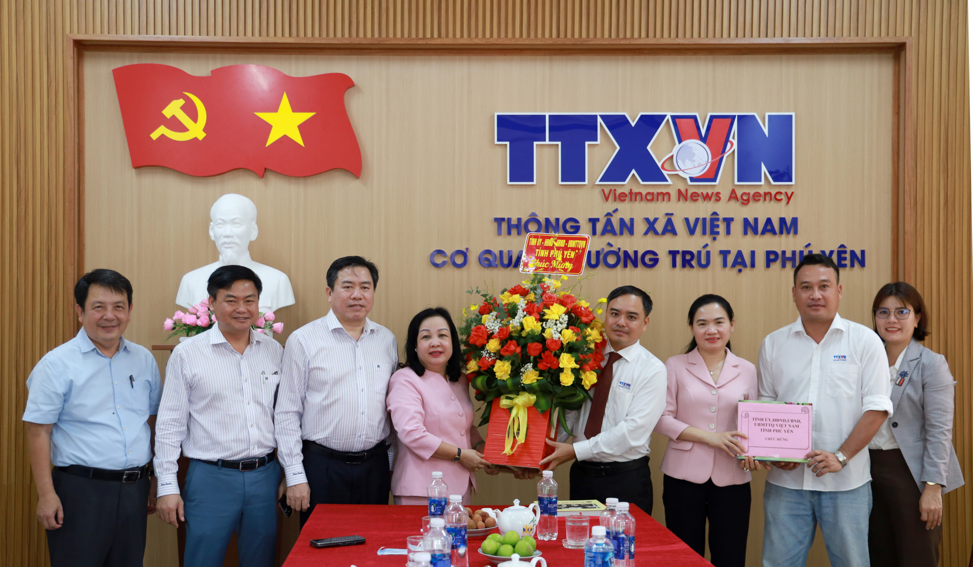 Đồng chí Cao Thị Hòa An, Bí thư Tỉnh ủy, Chủ tịch HĐND tỉnh và đoàn công tác tặng hoa chúc mừng Cơ quan TTX Việt Nam tại Phú Yên.