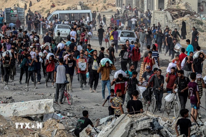 Người dân Palestine nhận hàng cứu trợ tại Gaza. Ảnh: THX/TTXVN