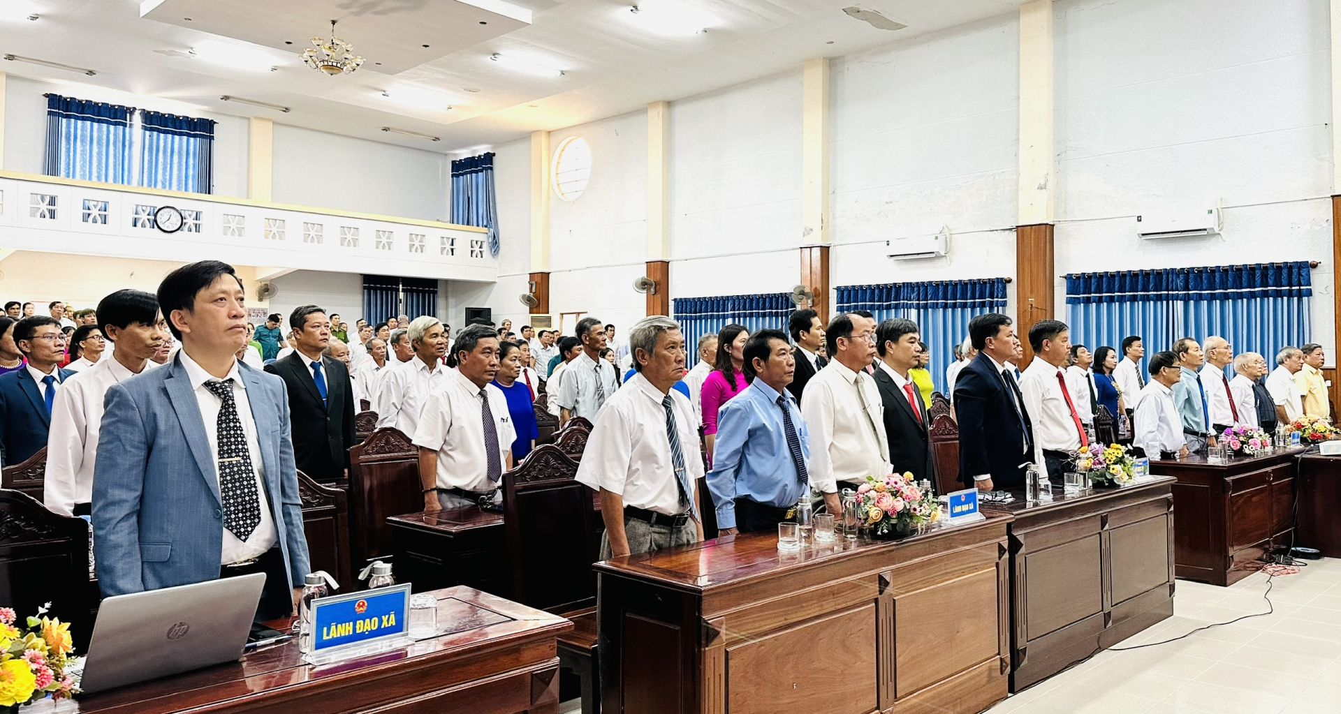 Cán bộ, nguyên cán bộ và đại diện nhân dân ở Tuy An Bắc dự lễ. Ảnh: PHƯƠNG TRÀ