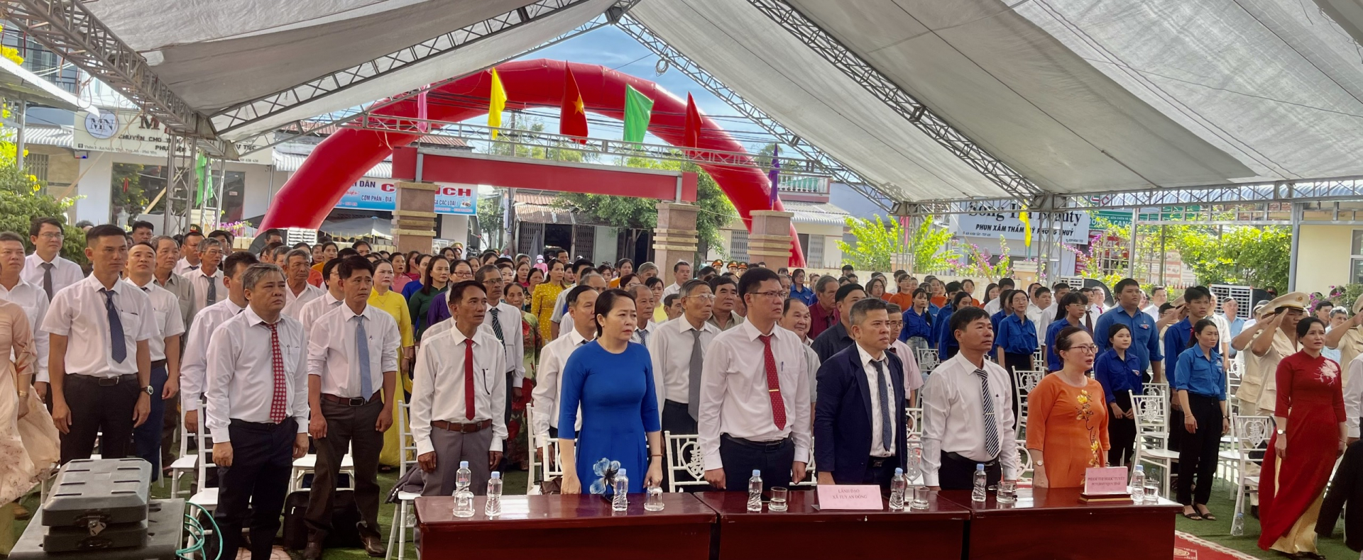Cán bộ và Nhân dân xã Tuy An Đông tham gia lễ chào cờ. Ảnh: HÀ THU