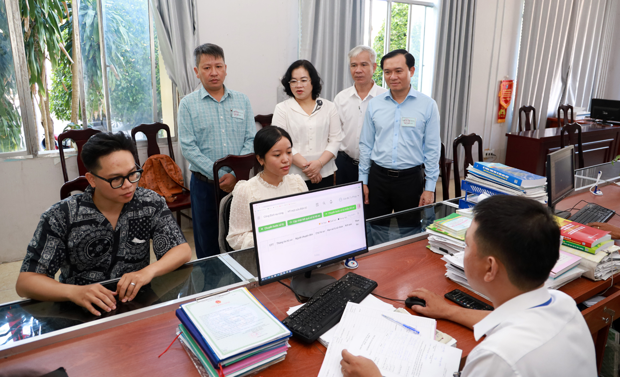Public administrative procedures being still handled normally in parallel with the experimental operation of the new commune-level organization model in Binh Kien ward