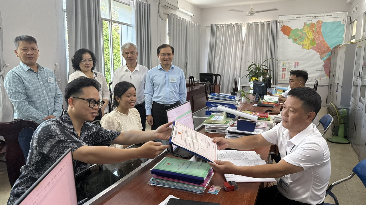 Trial operation of the new apparatus at the communal level in Binh Kien ward