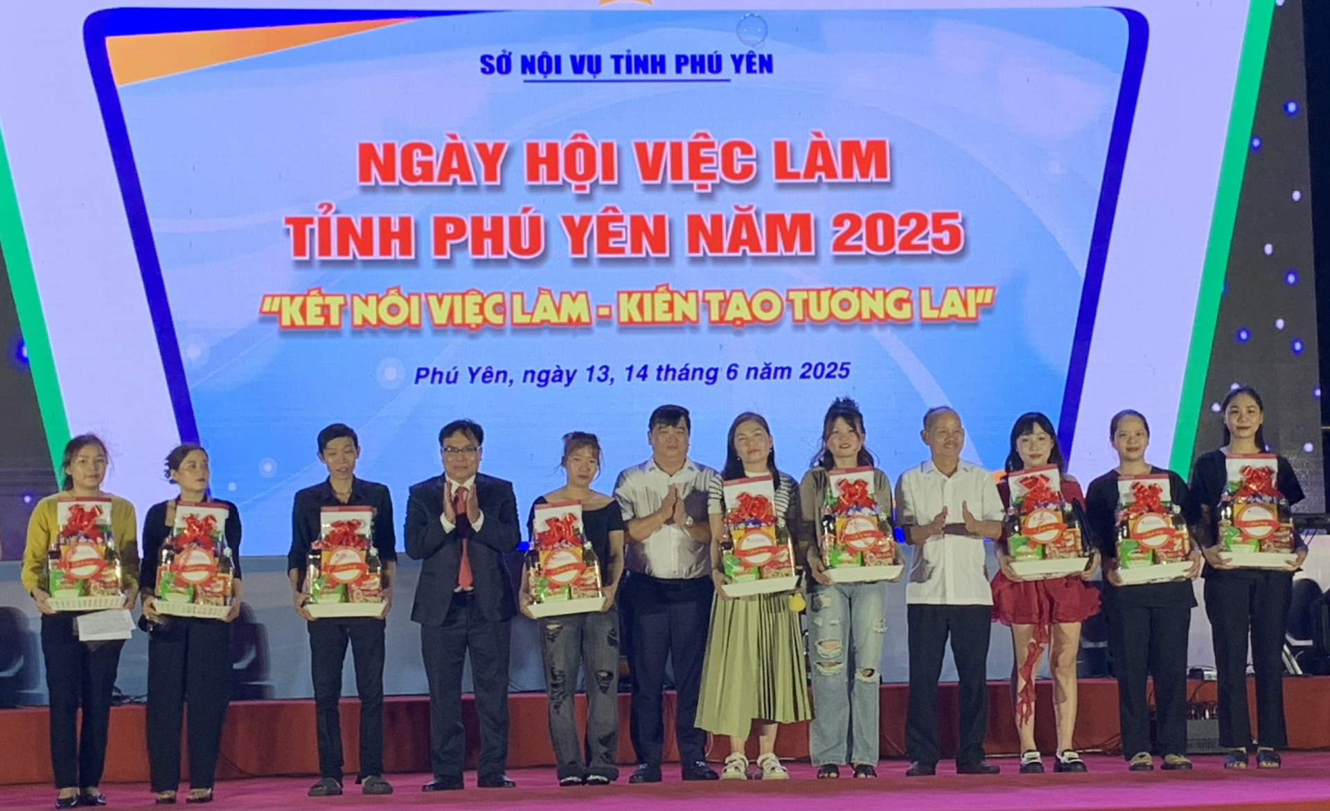 Các đơn vị tặng quà cho người lao động tìm được việc làm tại ngày hội