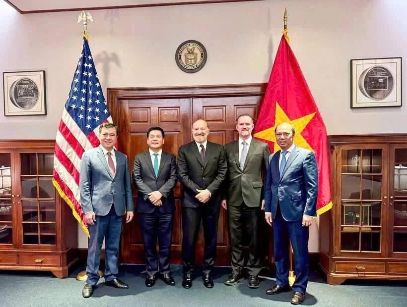 Vietnamese Minister of Industry and Trade Nguyen Hong Dien (second from left) holds a negotiation session with US Secretary of Commerce Howard Lutnick and Ambassador Jamieson Greer, US Trade Representative, on the afternoon of June 12 (local time) in the US. Photo: VNA