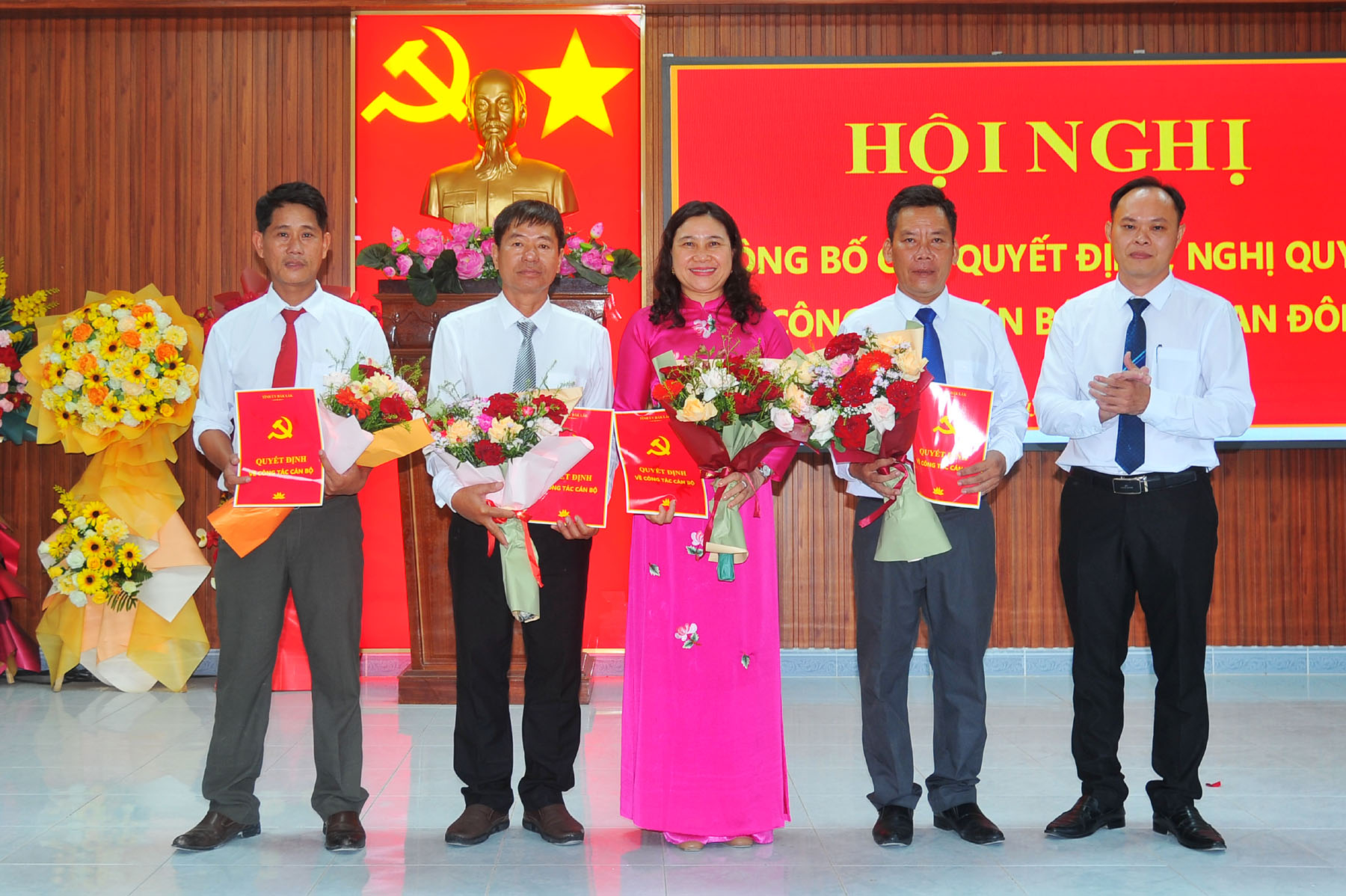 Chủ tịch, Phó Chủ tịch và lãnh đạo các ban của HĐND xã Tuy An Đông ra mắt tại hội nghị. Ảnh: ANH NGỌC