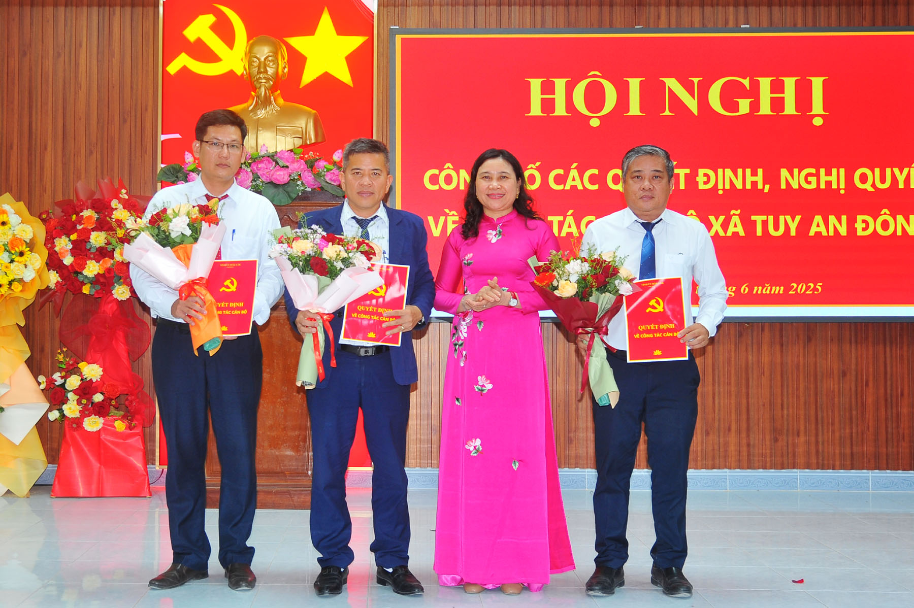 Bí thư Đảng ủy xã Đặng Thị Hồng Nga tặng hoa chúc mừng Chủ tịch, các Phó Chủ tịch UBND xã Tuy An Đông. Ảnh: ANH NGỌC