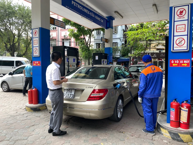 Sau 2 lần điều chỉnh, giá xăng RON95-III lên sát ngưỡng 19.700 đồng mỗi lít