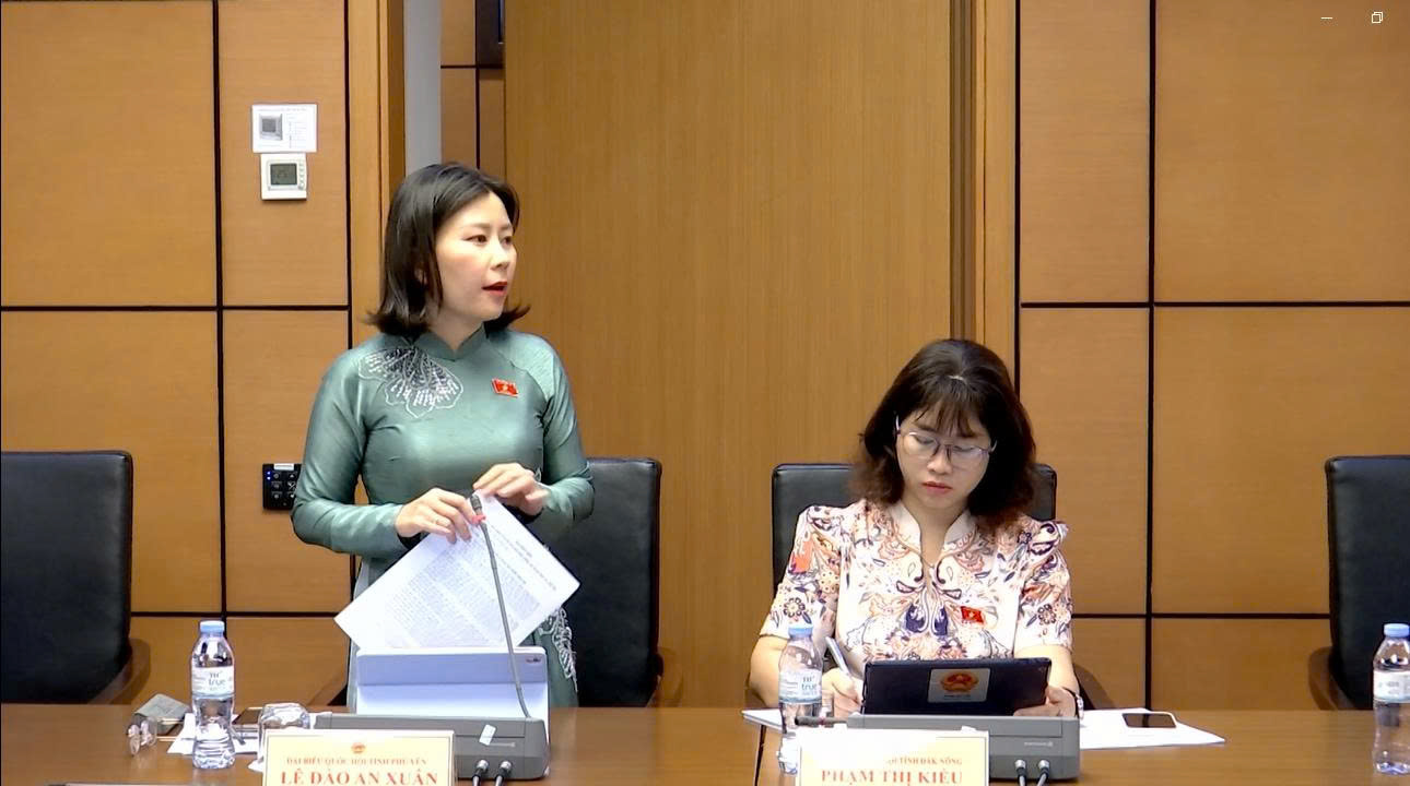 Đại biểu Lê Đào An Xuân tham gia thảo luận Dự thảo Nghị quyết về cơ chế xử lý khó khăn, vướng mắc do quy định pháp luật. Ảnh: HIỀN MINH