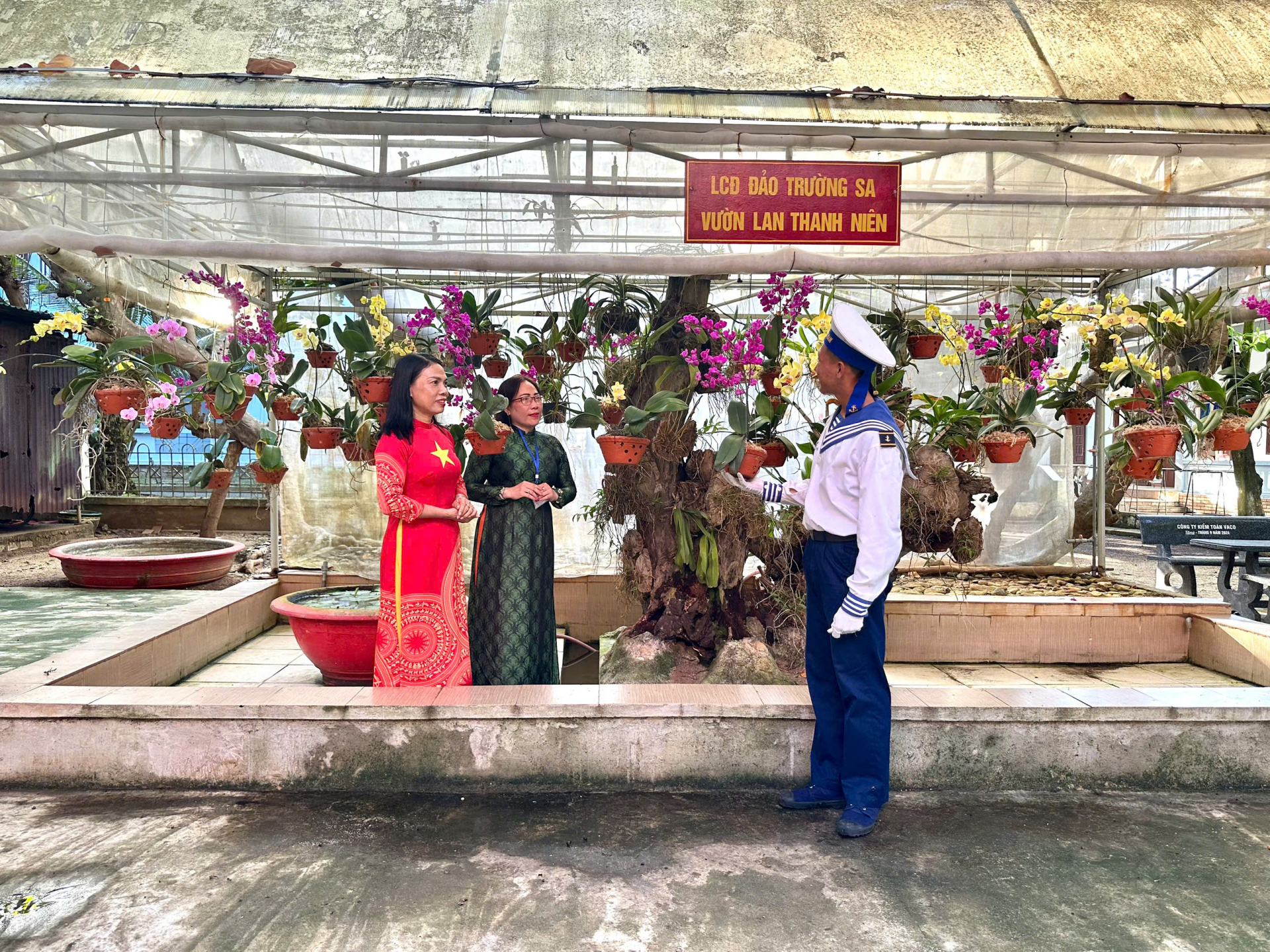 Binh nhất Nguyễn Tiến Đạt, chiến sĩ bộ binh đảo Trường Sa giới thiệu Vườn lan thanh niên trên đảo này. Ảnh: TIẾN LƯỢNG