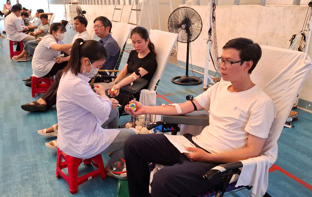 Cán bộ, công chức, viên chức, đoàn viên, thanh niên, tham gia hiến máu. Ảnh: TRÂM TRÂN