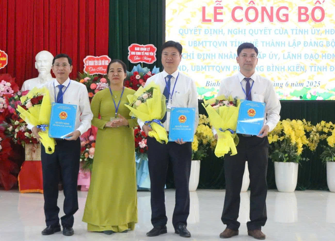 Bà Nguyễn Thị Kim Thoa, Phó Hiệu trưởng Trường Chính trị tỉnh trao quyết định nhân sự cán bộ lãnh đạo UBND phường Bình Kiến ẢNH: THANH HUY